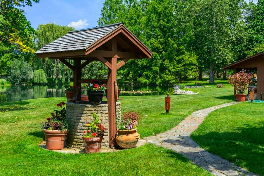 Украшение колодца на даче