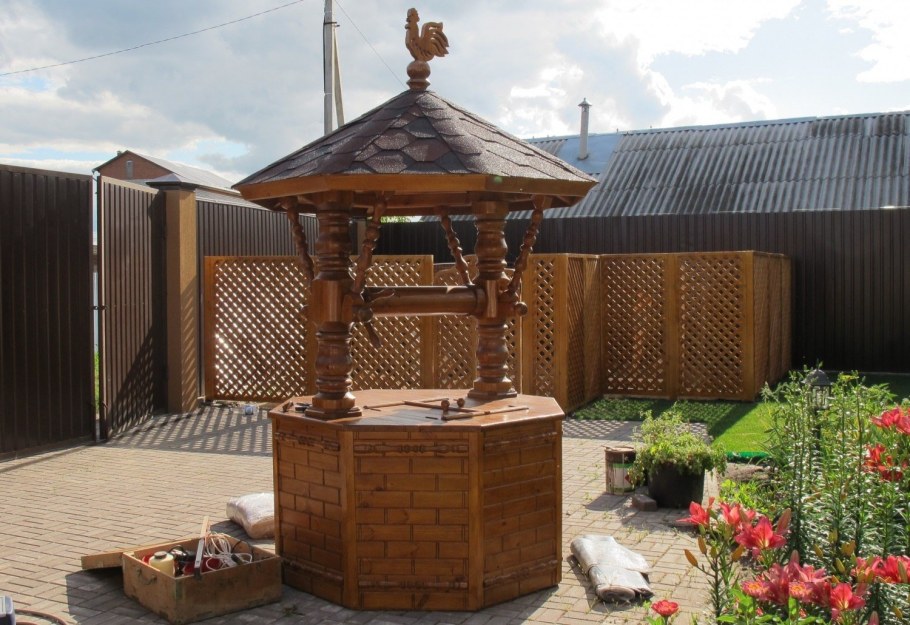 Украшение колодца на даче