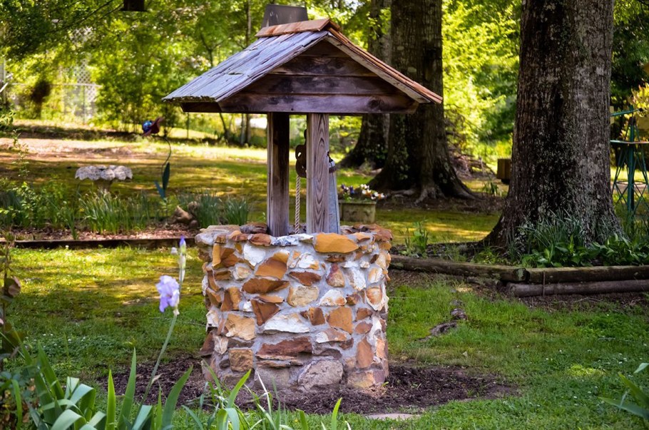 Украшение колодца на даче