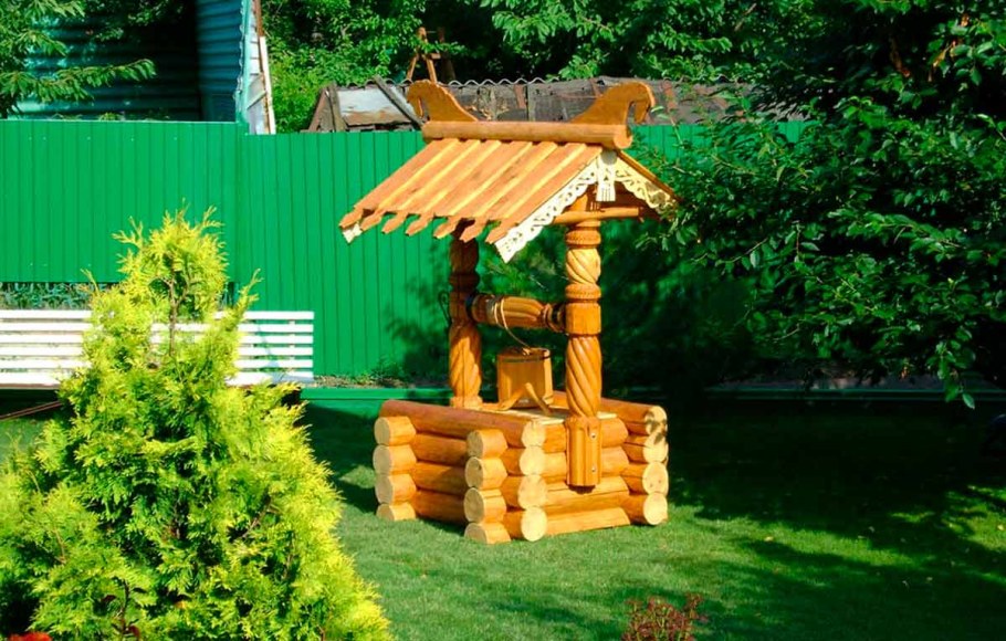 Декоративный колодец на даче