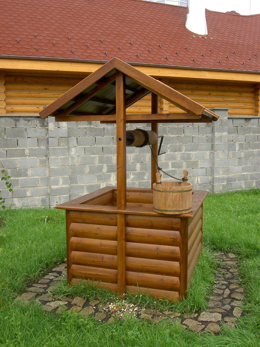 Украшение колодца на даче