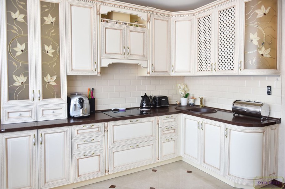 Кухня белая классика с золотой патиной фабрика Бор