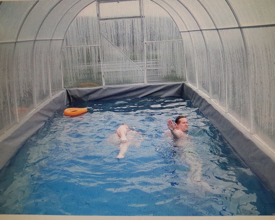 Теплица над бассейном