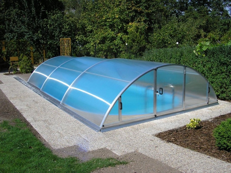 Бассейн в теплице на даче