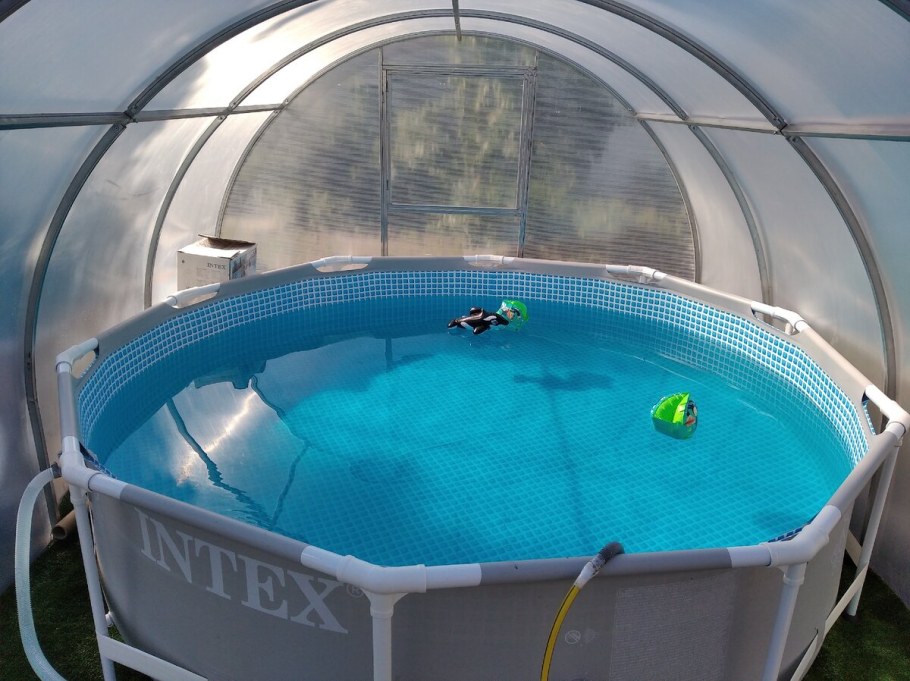 Надувной бассейн в теплице