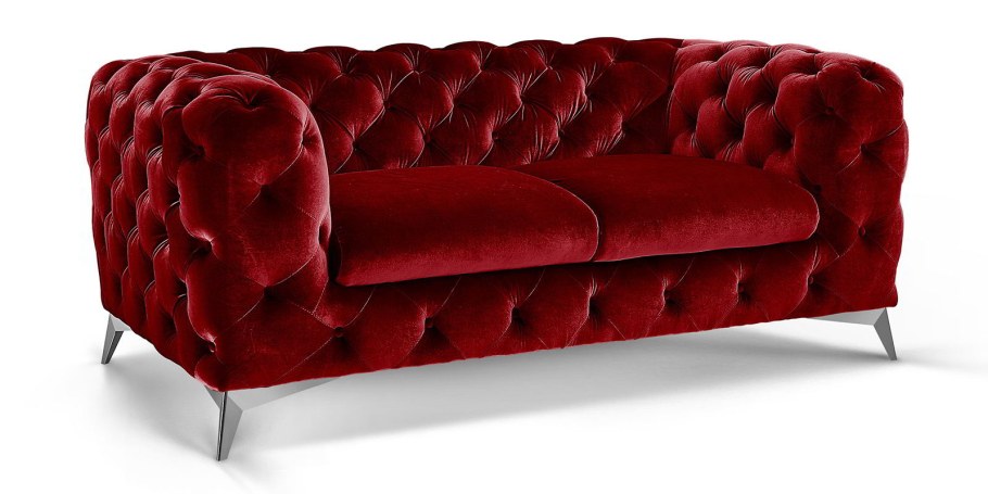 Красный стеганый диван