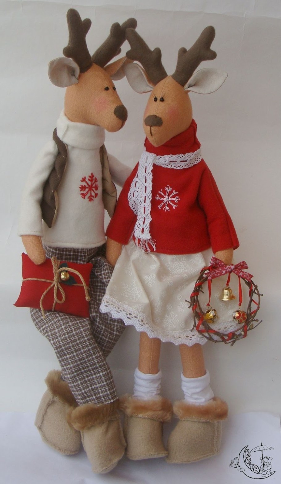 Кукла интерьерная "Лосик в юбке в клеточку, и свитере с узорами" 6260144