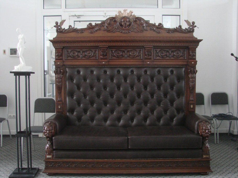 Кабинетный диван антикварный