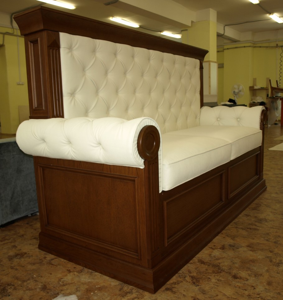 Кабинетный диван в классическом стиле