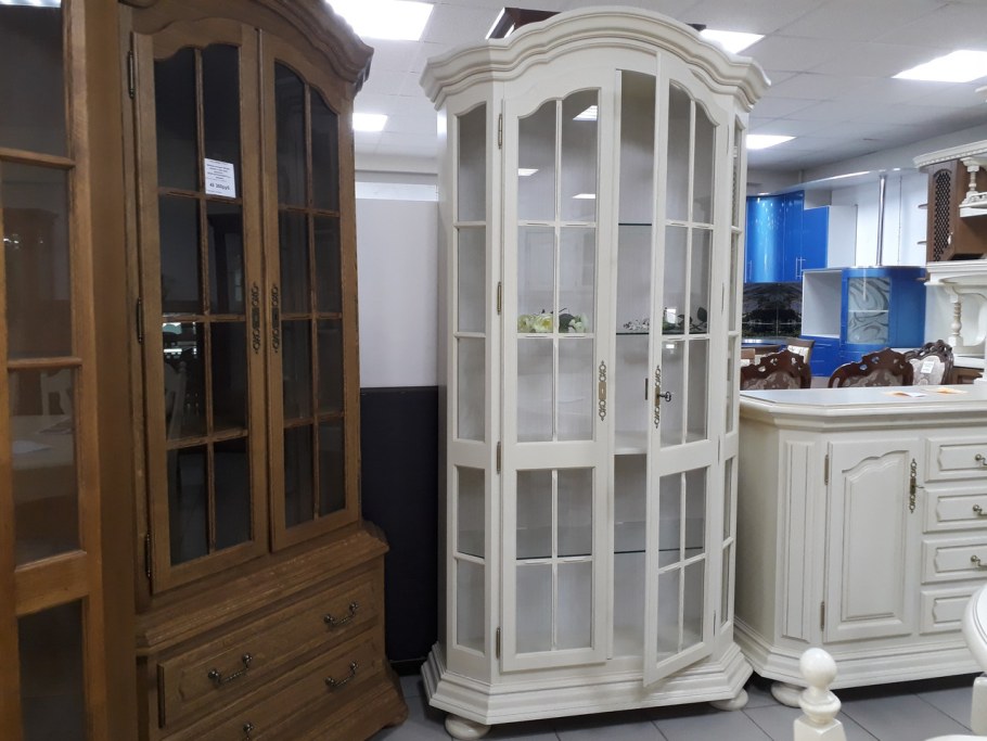 Сервант из дерева на ножках