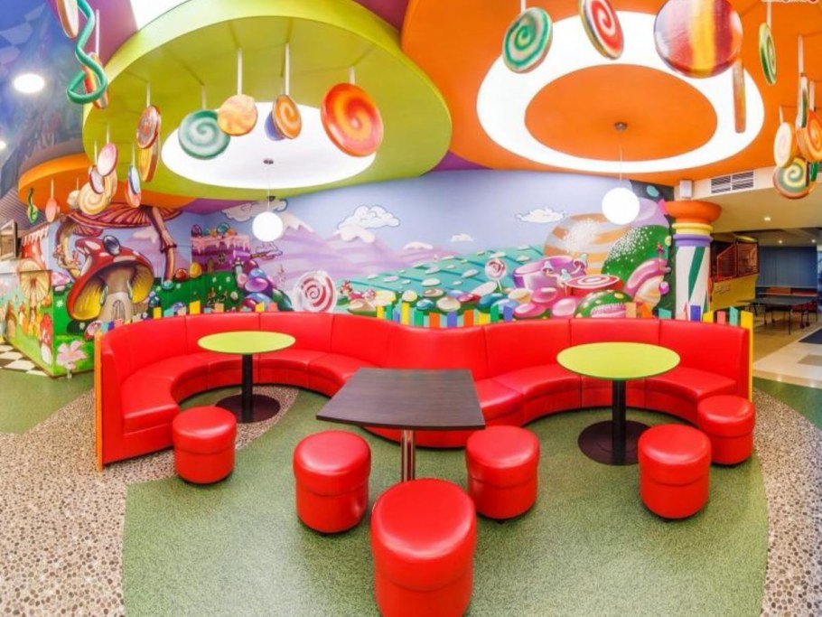 Интерьер детского кафе с игровой комнатой