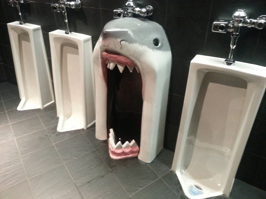 Тетя у писуаре