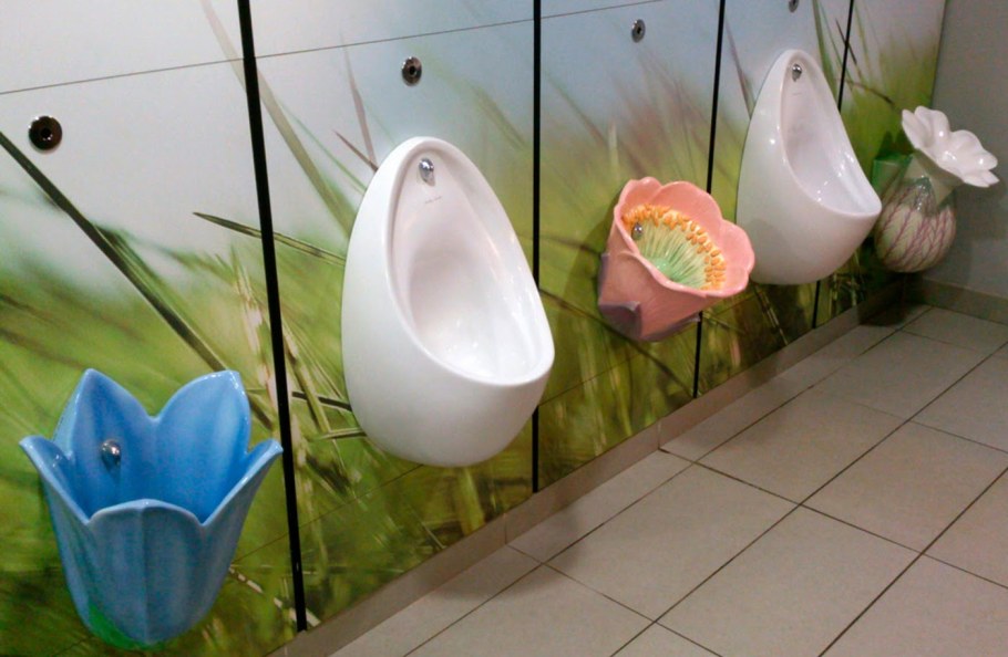 Надпись над писсуаром