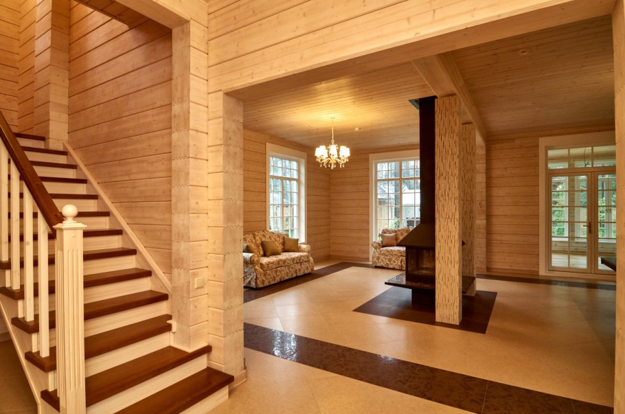 Интерьер кабинета в доме из клееного бруса