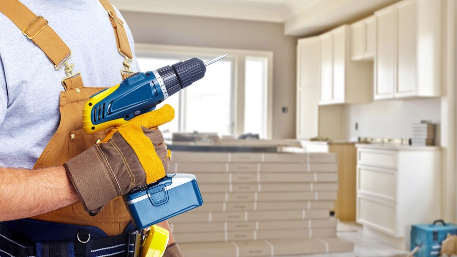 Монтажник собирает кухню