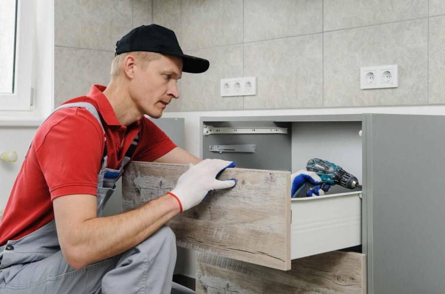 Сборщик мебели кухни