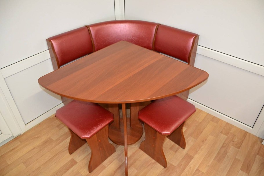 Круглый кухонный стол для маленькой кухни