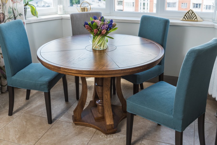Круглый стеклянный стол со стульями