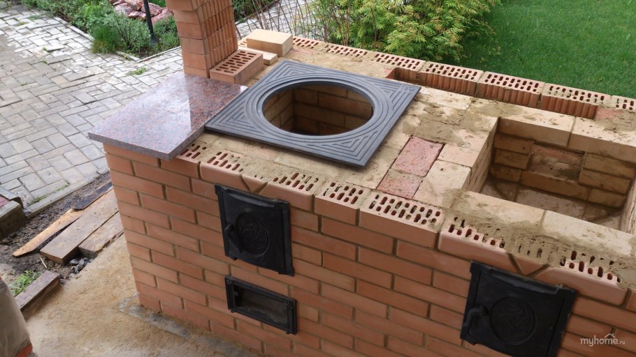Маленькая уличная печь из кирпича