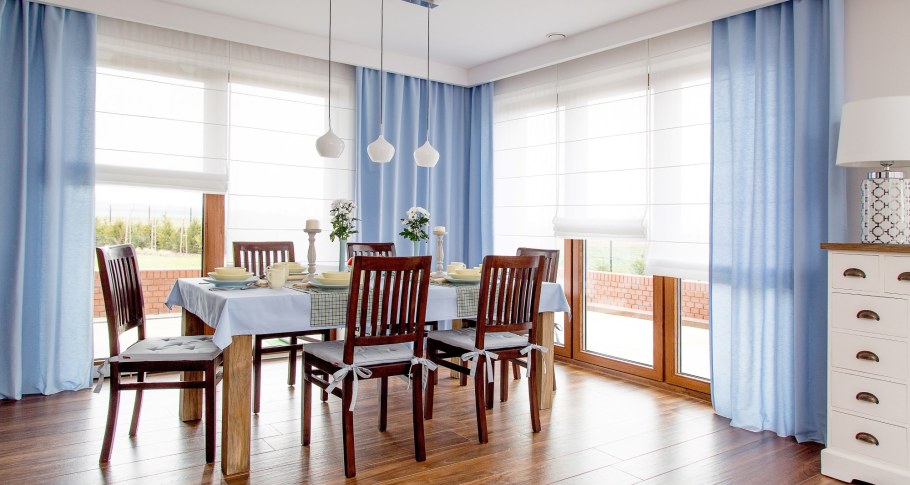 Бежевый диван и синие шторы