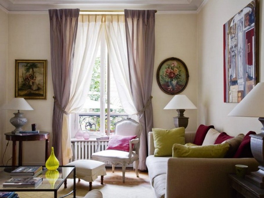 Персиковый диван в интерьере