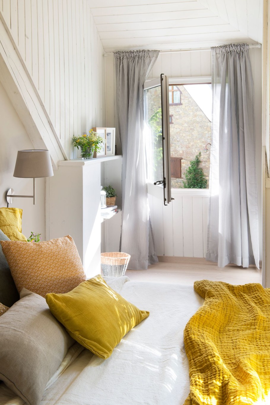 Серый интерьер гостиной с яркими акцентами