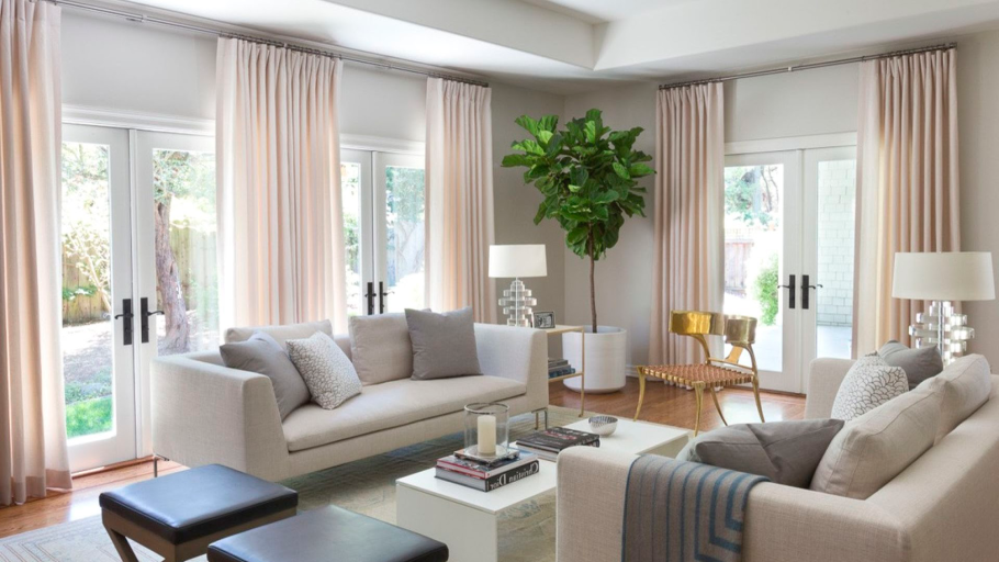 Темно-синий диван в интерьере