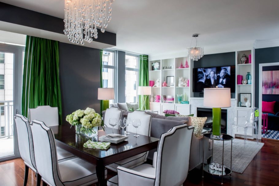 Светлая спальня с яркой стеной