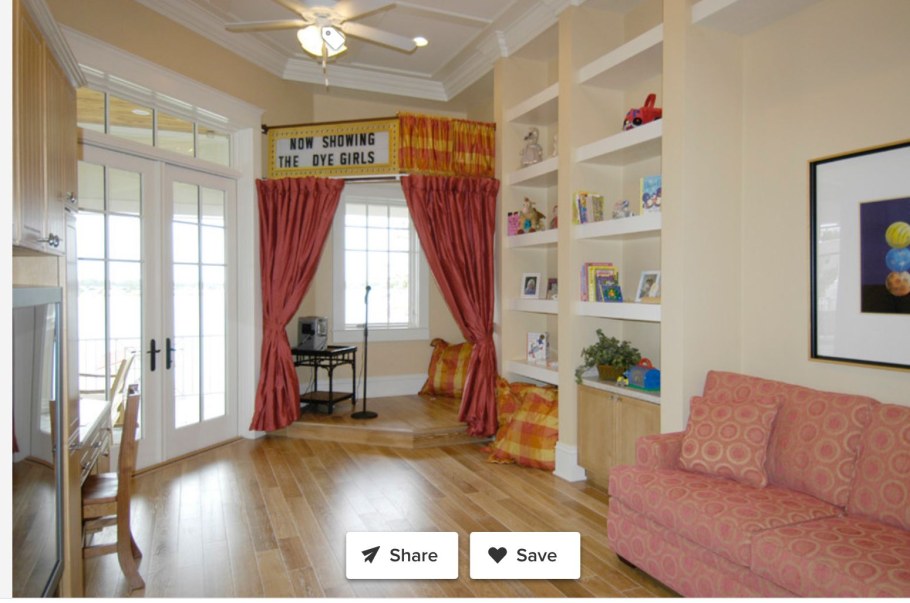 Гостиная с зелеными шторами