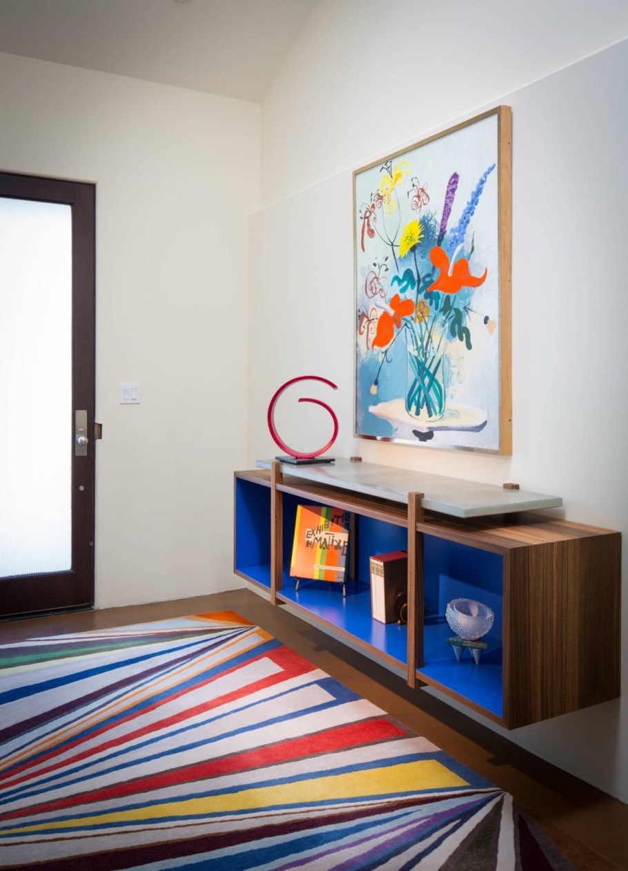 Яркая картина в прихожую