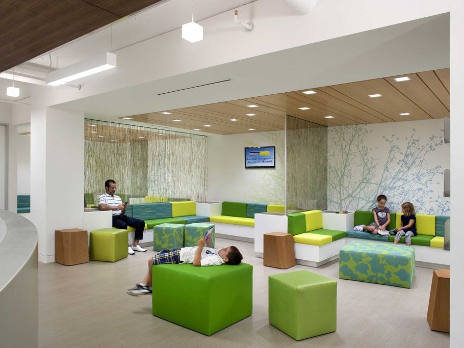 Интерьер поликлиники современный