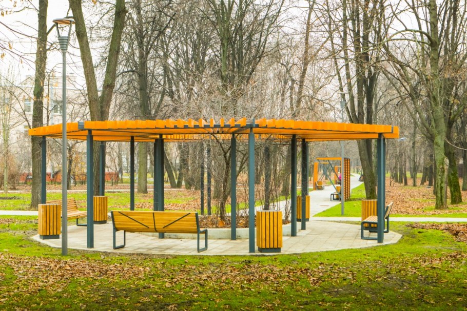 Современные беседки в парке