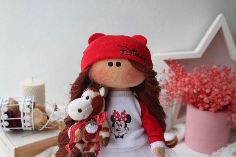 Вязаная интерьерная кукла Микки Маус