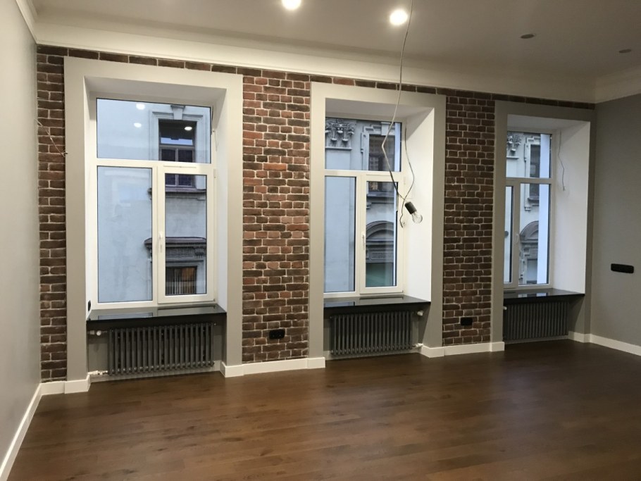 Кирпичные откосы окон в интерьере