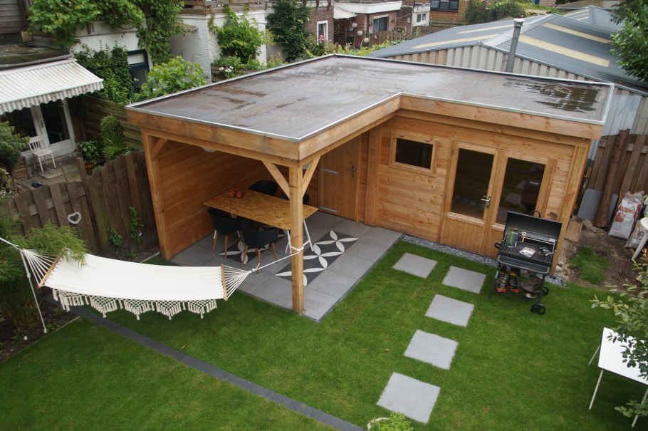 Беседка в саду