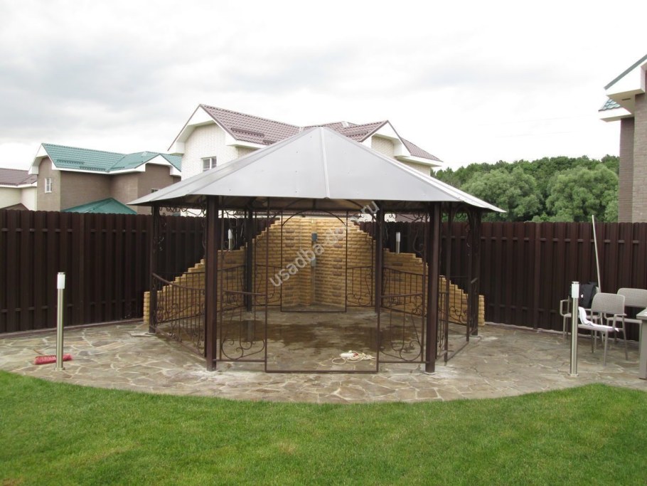 Небольшая беседка