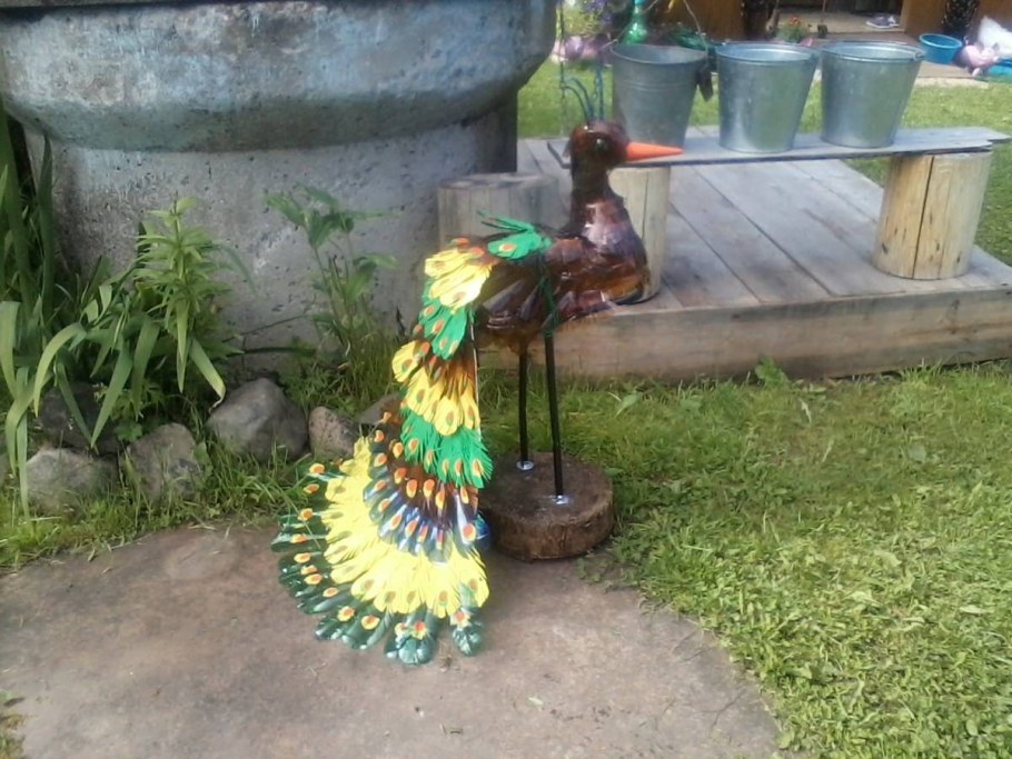 Украшения для сада из бутылок