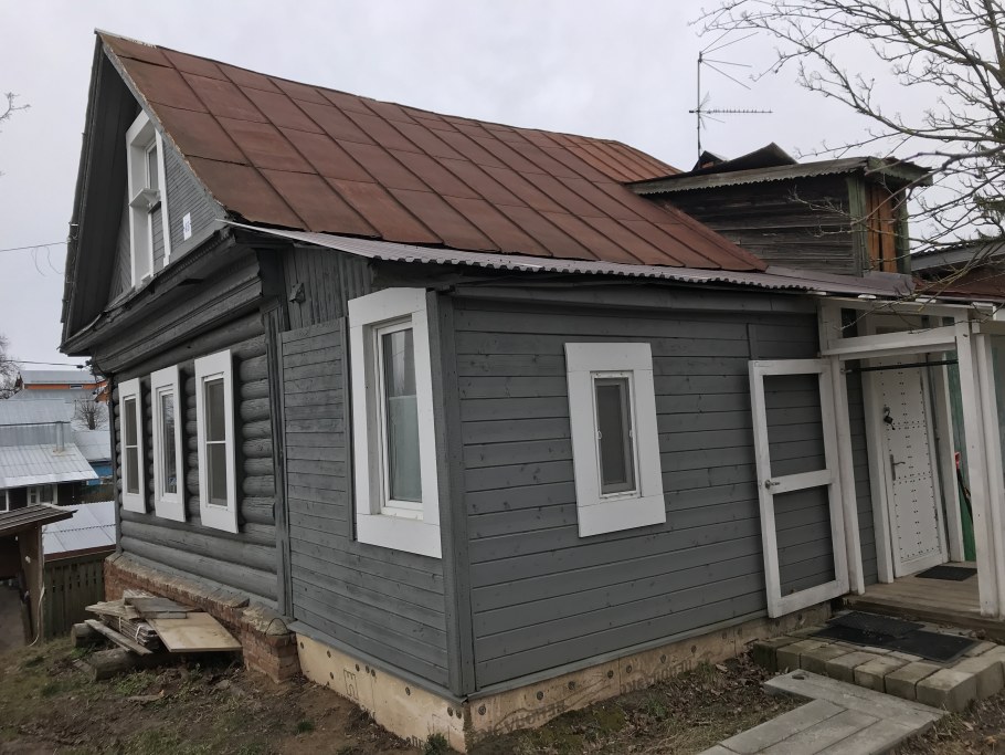 Крыша старого деревянного дома