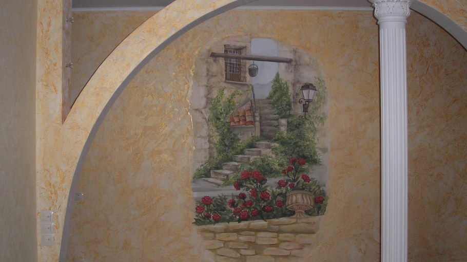 Декоративная штукатурка в сочетании с фреской