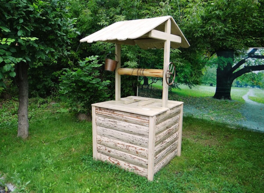 Декор колодца на даче