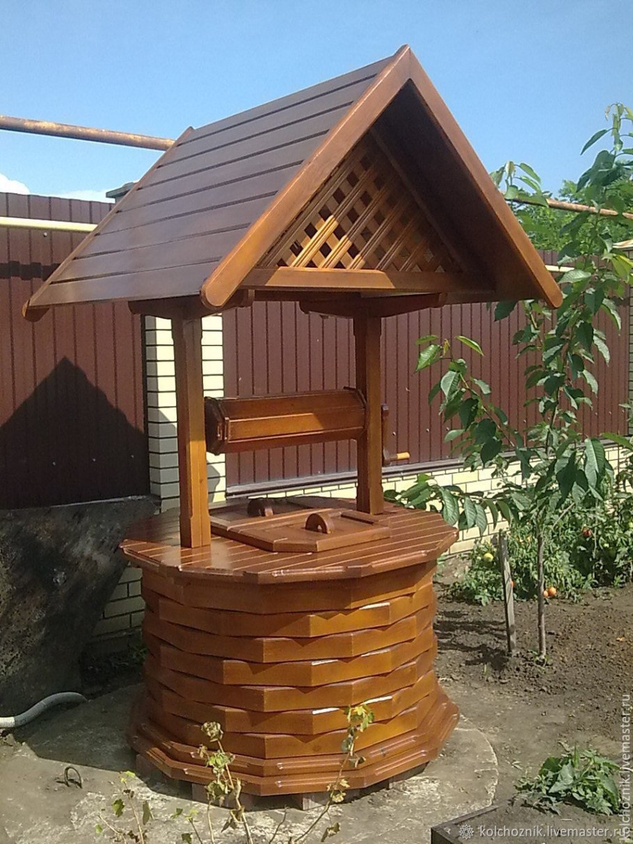 Колодец декоративный для сада из доски