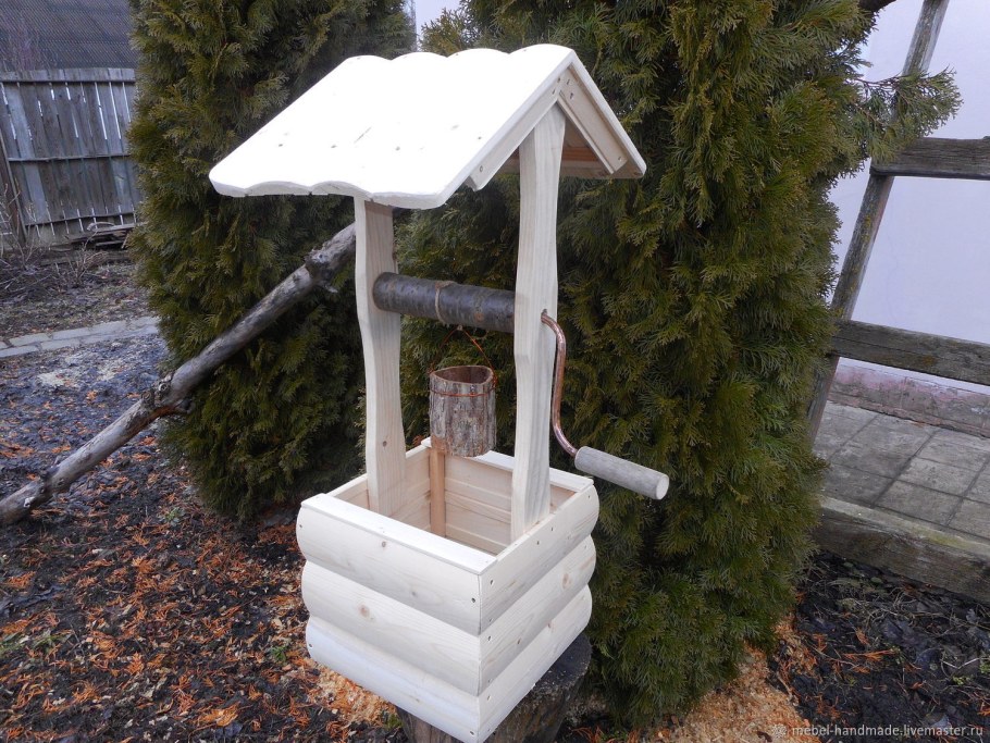 Декоративный колодец на даче