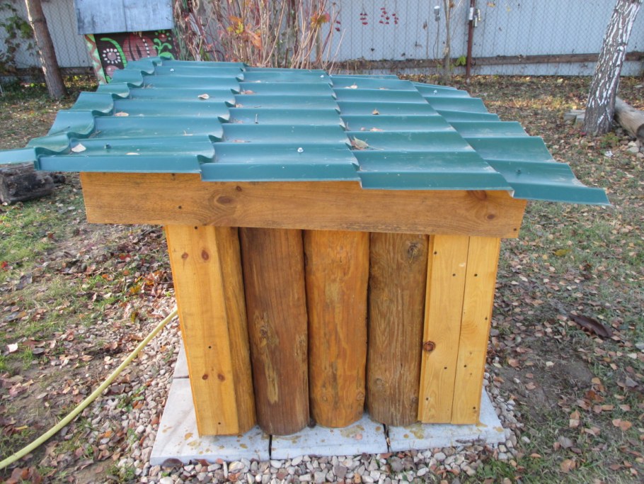 Домик для скважины на даче