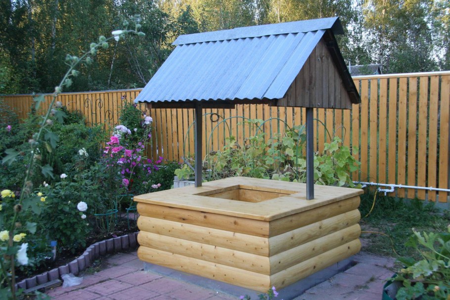 Украшение колодца на даче