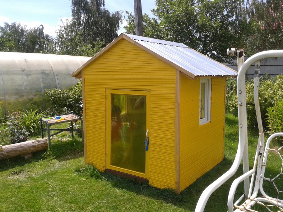 Домик над колодцем