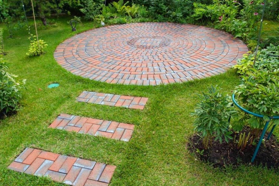 Кирпичные дорожки в саду