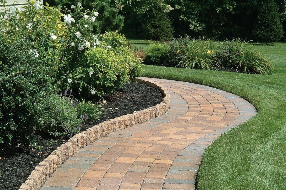 Круглая площадка из кирпича