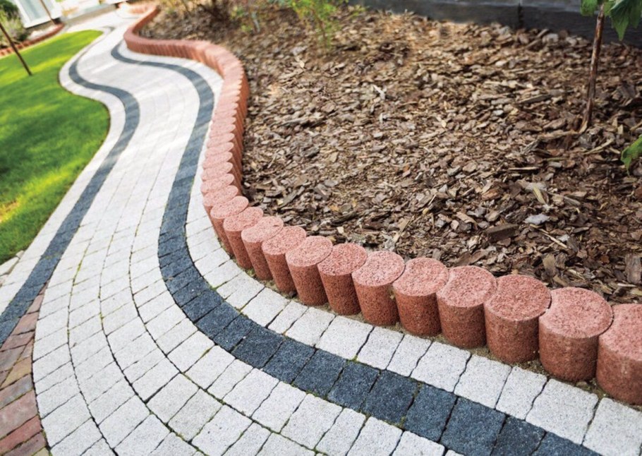 Кирпичные дорожки в саду