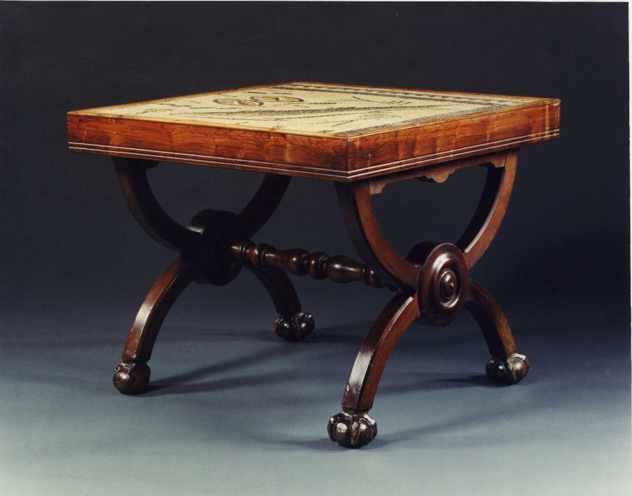 Столики в античном стиле