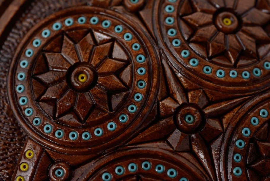 Инкрустированные украшения